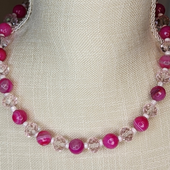 Handmade pink agate and glass beaded necklace 18" collar length - Picture 9 of 12